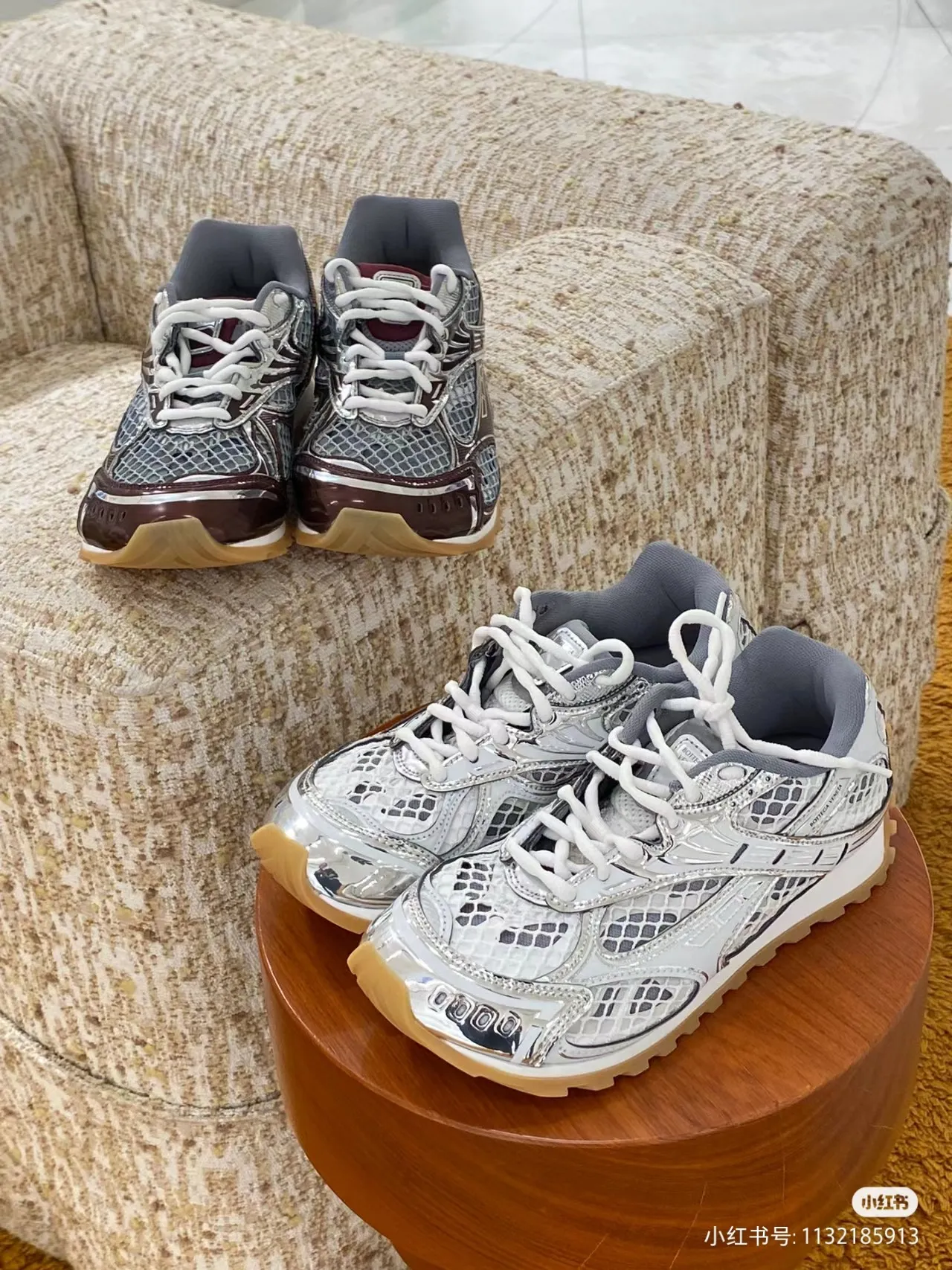 👟👟Ex-factory price 600👟👟 Top version (couples style) Bottega Veneta 23ss autumn and winter show style BV Orbit sneakers Wang Yibo same style couple style casual shoes dad shoes! Runner sneakers! Original purchase and development! Made of original lightweight technical mesh fabric, the same as the original version! The process is complicated! Paired with a rubber outsole designed with a geometric pattern, the high version of the Wang Zha series is actually much taller, but the legs still look slim. Very nice. Durable and durable to play with, standard and version-matching shoe packaging technology, look for high-end versions. The original outsole is exclusively molded, and the color-blocked TPU outsole is used. The material and weight are the same as the original! Size: #Female 35-41 (40 and 41 customized sizes are non-refundable) Male 39-45 (45 size customized are non-returnable and exchangeable)